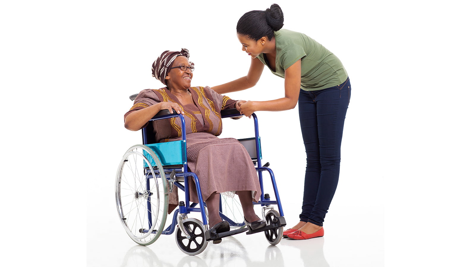 une femme en fauteuil roulant et une femme accroupi apparaissent sur la photo